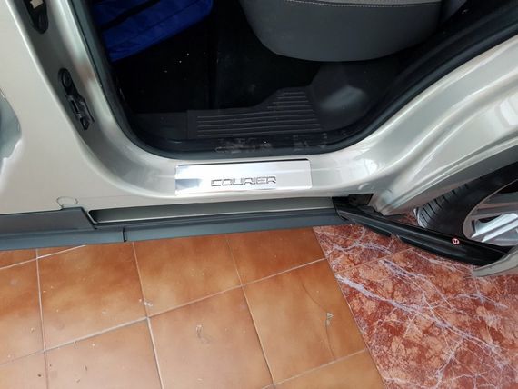 Накладки на пороги OmsaLine (4 шт, нерж) для Ford Courier 2014-2024 рр | Зображення 4