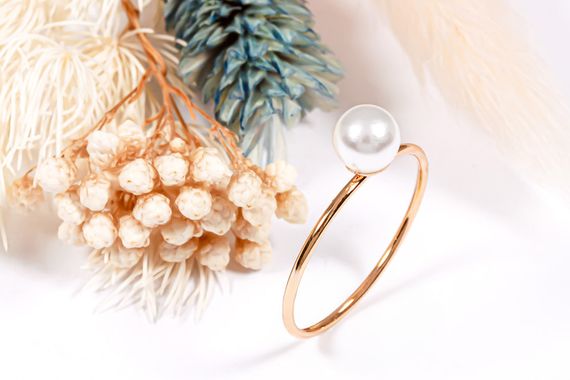 Кольцо из красного золота с белым жемчугом 19.5