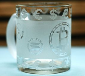 Скляна чашка 320 мл Криптовалюта з гравіюванням подарунок для трейдера інвестора  БІТКОІН ETH DOGE SOL BNB TON