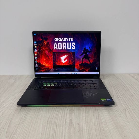 Игровой ноутбук Б-класс Gigabyte Aorus Master 16 BZH / 16" (2560x1600) IPS / Intel Core Ultra 9 275HX (24 ядра по 2.1 - 5.4 GHz) / 32 GB DDR5 / 2000 GB SSD NVMe / nVidia GeForce RTX 5090, 24 GB GDDR7, 256-bit / WebCam б/у | Зображення 1