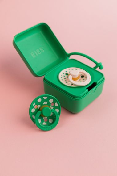 Соска пустушка BIBS Polka Colour Latex кругла 0-6 міс Cactus / Petal | Зображення 1