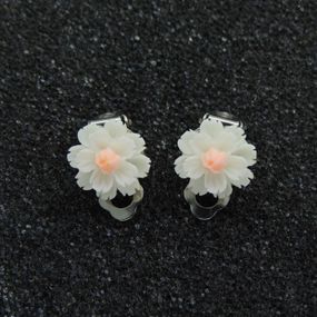 Серьги клипсы детские для ушей без пробивания цветок Хризантема белая с коралловым