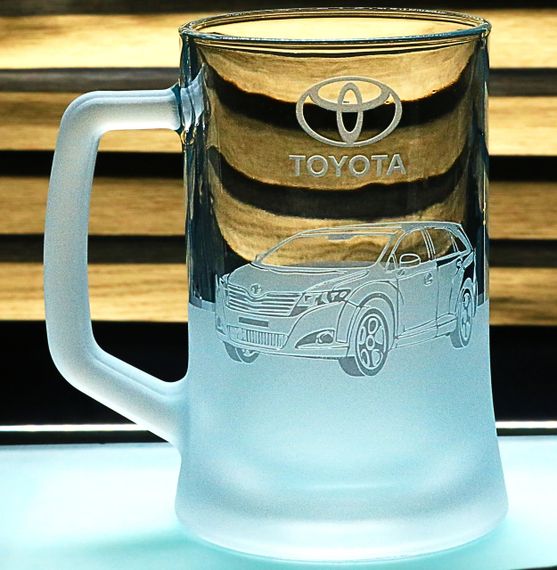 Пивний келих 670 мл з гравіюванням Toyota Venza подарунок для автолюбителя  кухоль для пива з логотипом авто