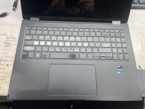 Ультрабук Б-клас LG Gram SuperSlim 16T90Q / 16" (2560x1600) IPS / Intel Core i7-1260P (12 (16) ядер по 3.4 - 4.7 GHz) / 16 GB DDR4 / 1024 GB SSD / Intel Iris Xe Graphics / WebCam б/в + Подарунок  Бездротова миша HOCO GM28 | Зображення 6