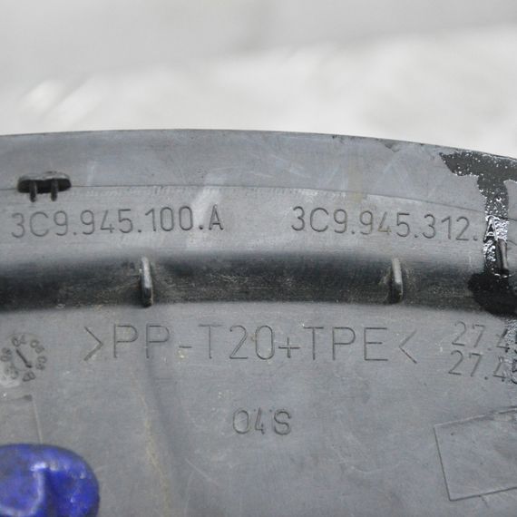 Заглушка заднього бампера права Volkswagen Passat B6 2005-2010 Накладка під задній правий ліхтар Фольксваген 3C9945100A | Зображення 2