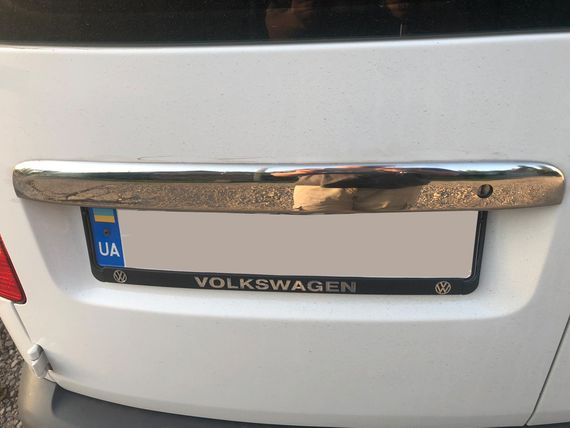 Накладка над номером (2 дверні, нерж) Без надпису, Carmos - Турецька сталь для Volkswagen Caddy 2004-2010 рр | Зображення 2