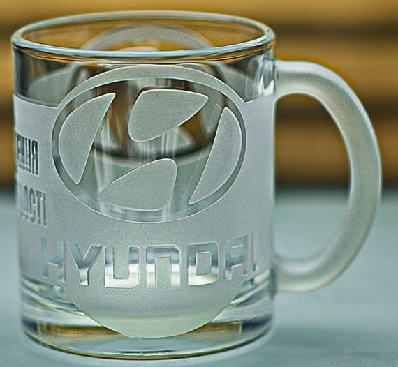 Стеклянная чашка Hyundai Хюндай 320 мл с гравировкой Подарок автолюбителю кружка для чая и кофе из лого авто и легендарный слоган | Зображення 5
