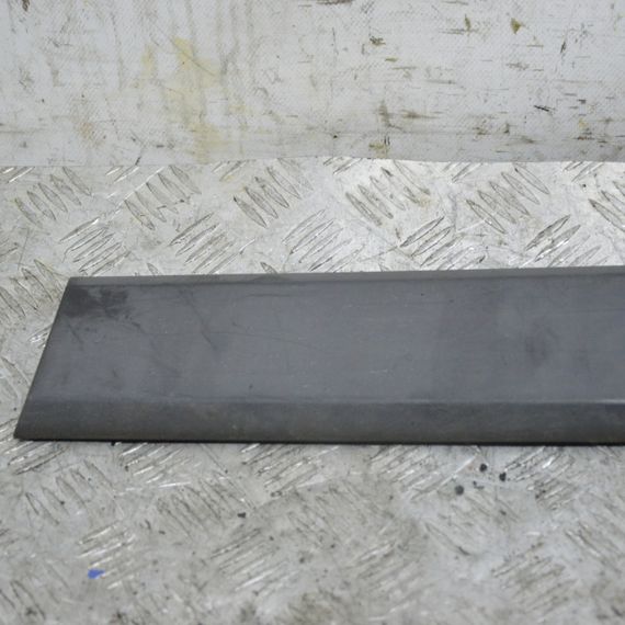 Молдинг задніх лівих дверей Fiat Fiorino 2007-2016 Накладка дверей задня ліва Фіат Фіоріно 1308820070 | Зображення 1