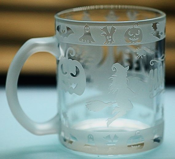 Скляна чашка 320 мл з гравіюванням Геловін Halloween  кружка з відьмою гарбузами та привидами  Тематичний подарунок | Зображення 1