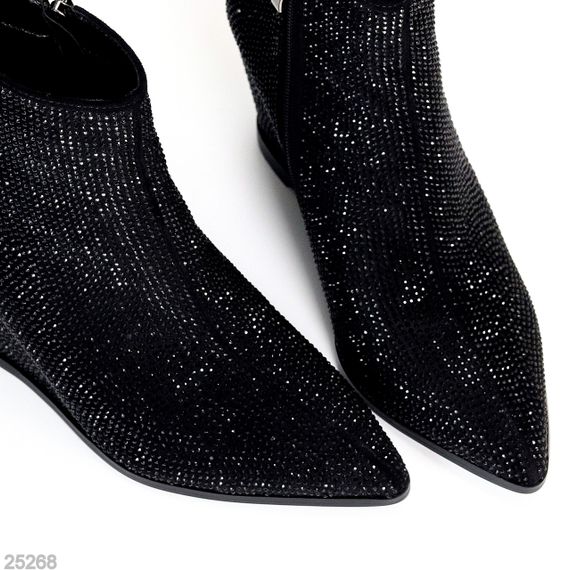 Эффектные черные замшевые ботильоны на танкетке в стразах | Зображення 2