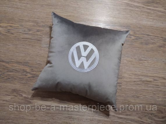 Авто Подушка з вишивкою логотипу марки фольцваген Volkswagen сірий подарунок автомобілісту 00054