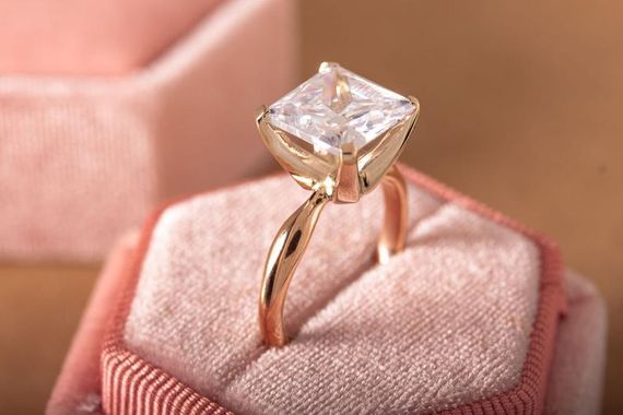 Кольцо из красного и белого золота с квадратным камнем 21.5