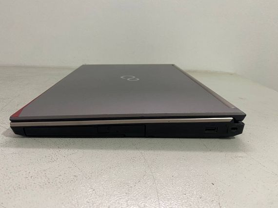 Мобільна робоча станція Fujitsu Celsius H760 / 15.6" (1920x1080) IPS / Intel Core i7-6820HQ (4 (8) ядра по 2.7 - 3.6 GHz) / 16 GB DDR4 / 256 GB SSD / nVidia Quadro M1000M, 2 GB GDDR5, 128-bit / WebCam / DVD-ROM б/в | Зображення 3
