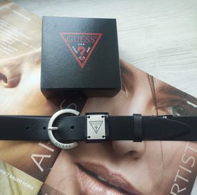 Жіночий чорний шкіряний ремінь Guess срібло пряжка