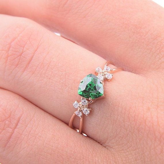 Кольцо из красного золота с зеленым фианитом 19 | Зображення 2