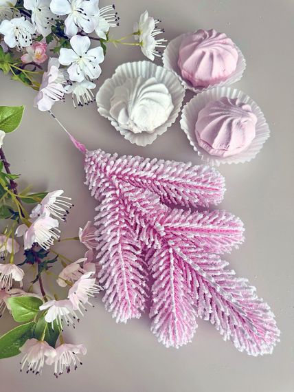 Гілочка хвойна лита Lux Marshmallow Pink рожева засніжена 33 см | ТМ HVOYA (150 шт.) | Зображення 1