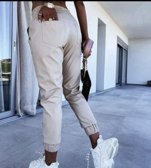 Женские брюки-джоггеры укороченные из эко кожи MI551 размер 46/48, цвет бежевый | Зображення 1