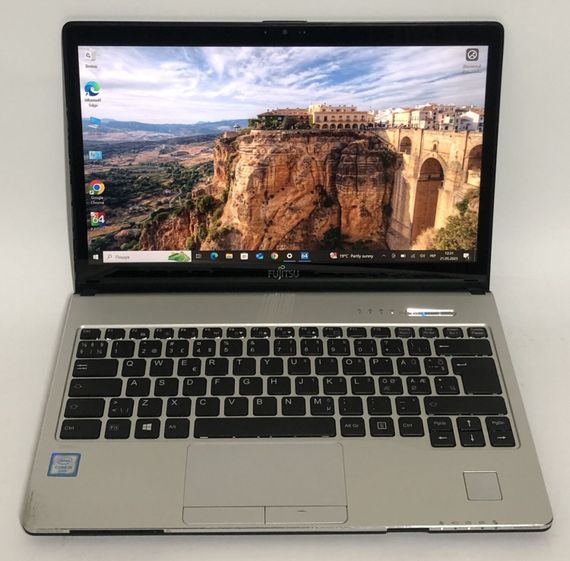 Ультрабук Б-клас Fujitsu LifeBook / 13.3" IPS Touch / Core i5-6300U (2(4) ядра по 2.4-3 GHz) / 8GB DDR4 / 256GB SSD / HD Graphics 520 / WebCam / HDMI б/в | Зображення 4
