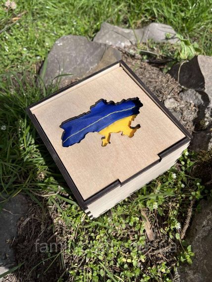 Прапор України до дня перемоги в дерев'яній подарунковій коробці з гербом або картою України | Патріотичний подарунок | Зображення 2