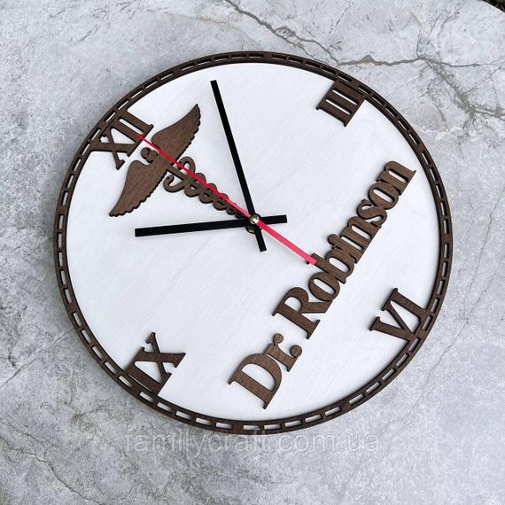 Іменний настінний годинник для лікаря з дерева Подарунок медику або медсестрі | Зображення 3