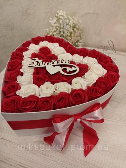 Букет из 35 мыльной розы в коробке-сердце "С любовью"