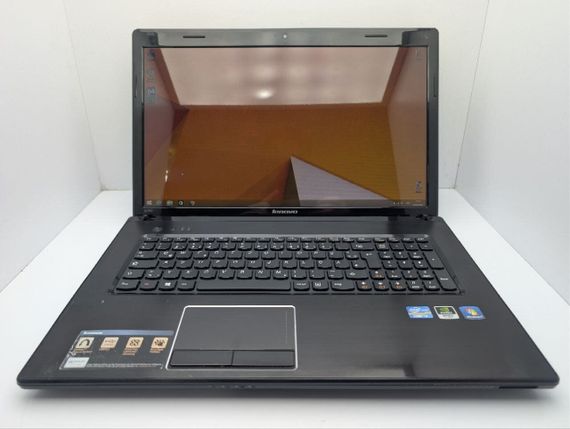 Ноутбук Lenovo G780 / 17.3" (1600x900) TN / Intel Core i3-2370M (2 (4) ядра по 2.4 GHz) / 8 GB DDR3 / 500 GB HDD / nVidia GeForce GT 630M, 2 GB GDDR5, 128-bit / WebCam / DVD-ROM / АКБ не держит б/у | Зображення 1