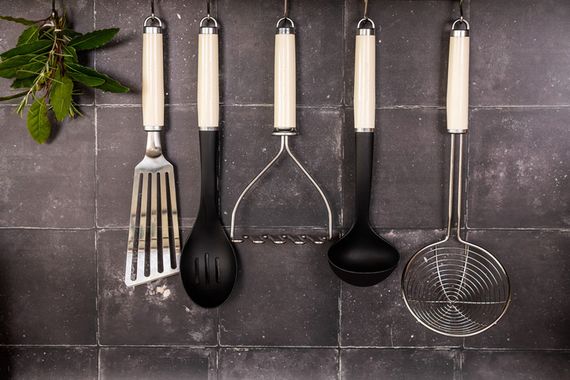 Шумовка KitchenAid Coreline KAG010OHACE 38.1 см кремовая | Зображення 8
