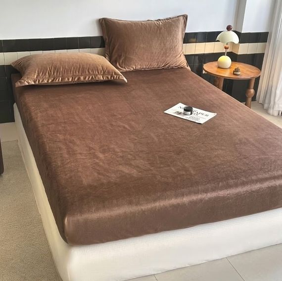 Простирадло на резинці з наволочками з велюру Colorful Home 21794 160х200х25 см коричнева