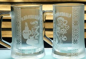 Набір пивних келихів 670 мл Кум та Кума з гравіюванням  Скляні кружки в українському стилі подарунок кумів