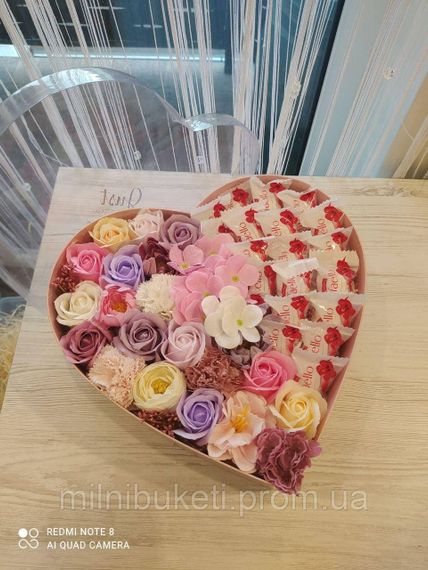 Букет из мыльных роз и Raffaello в коробке-сердце размер L