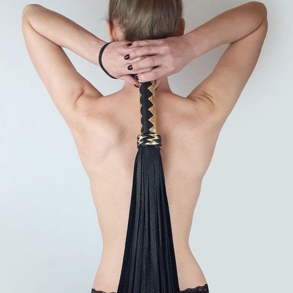 Чорний флогер класичний із золотою рукояттю, натуральна шкіра, 50 хвостів, по 50см, рукоятка 20см sexstyle | Зображення 2