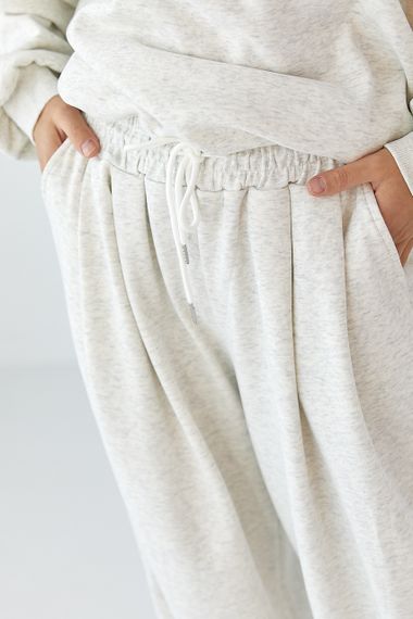 Теплий однотонний костюм зі світшотом та штанами зі складками - світло-сірий цвет, L (є розміри) | Зображення 3