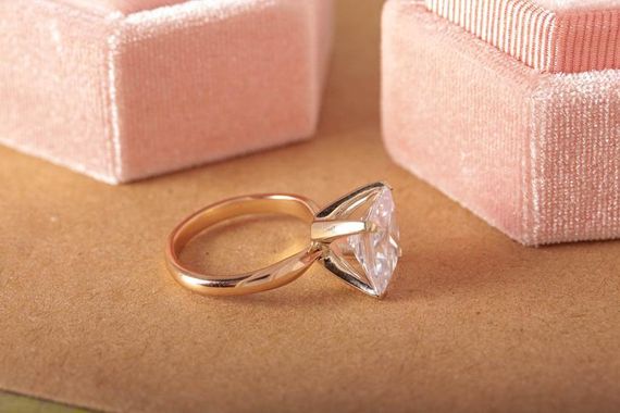 Кольцо из красного и белого золота с квадратным камнем 21.5 | Зображення 6