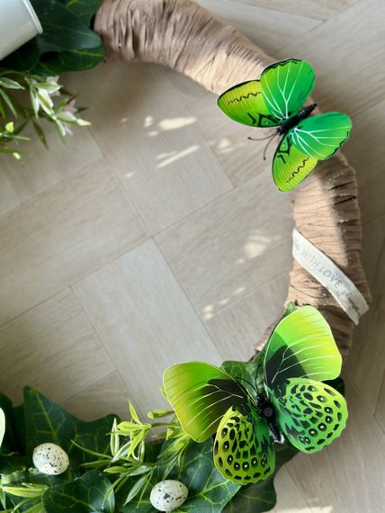 Пасхальный декоративный венок на дверь с яйцами, бабочками и ведёрком, 45 см | Зображення 4