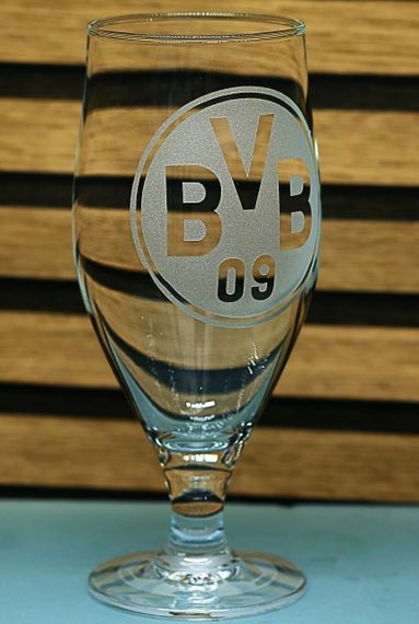 Подарунковий келих для пива соку води на ніжці 500 мл з гравіюванням  лого футбольного клуба ФК Боруссія | Зображення 2
