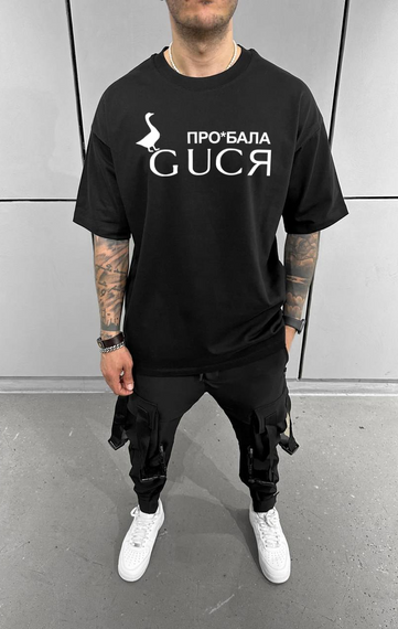 Футболка з мерчем