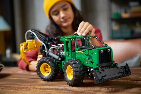 Конструктор LEGO Technic Трелювальний трактор «John Deere» 948L-II (42157) | Зображення 1