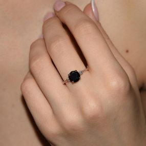 Кольцо из красного золота с черным камнем 18