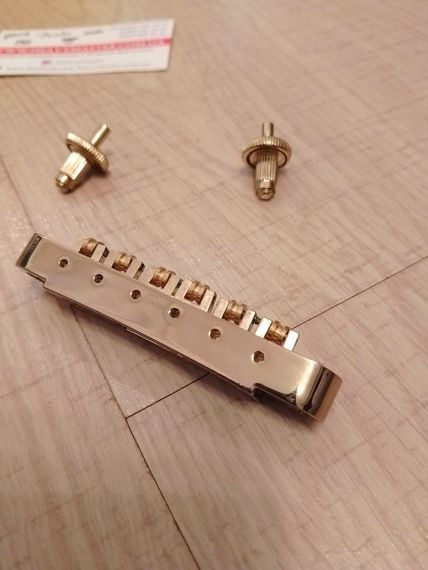 Струнодержатель роликовый бридж Tune-o-matic для электрогитары голд | Зображення 4