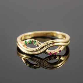 Кольцо из желтого золота с изумрудами и рубинами 20.5