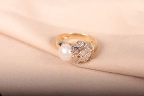 Кольцо из желтого и белого золота с белым жемчугом 15