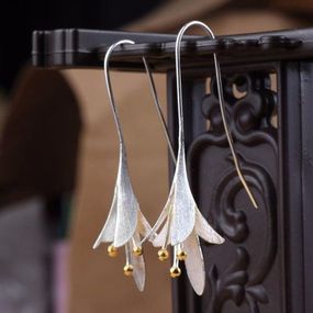 Длинные серьги в виде 3D цветка лилии серебристые 4.5 см ручная работа