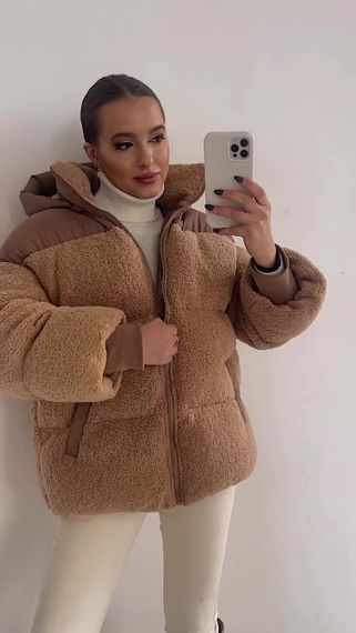 Пуховик Fluffy Puffer жіночий з еко хутра молоко з бежевими вставками зі знімним капюшоном | Зображення 2