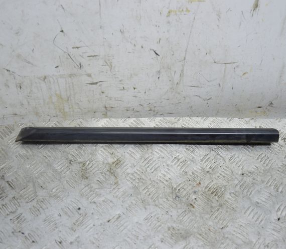 Накладка задніх дверей нижня ліва Audi A2 8Z 1999-2005 Молдинг задніх лівих дверей Ауді а2 8з 8Z0854949L