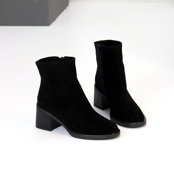 Классические лаконичные черные замшевые ботильоны на среднем каблуке | Зображення 2