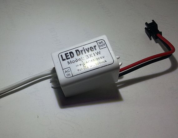 Импульсный драйвер  в пластиковом корпусе 3x1W 220V, 300mA