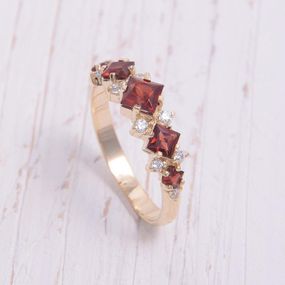 Кольцо из красного золота с гранатами 16.5
