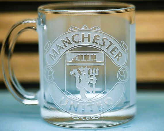 Подарочная стеклянная чашка для чая и кофе 320 мл с 3Д гравировкой лого футбольного клуба Манчестер Юнайтед