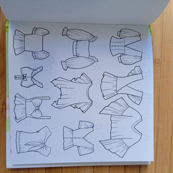 Розмальовка для скетчингу Paper Doll Одягни ляльку 140Х140 см, 24 аркуші, тверда обкладинка | Зображення 4