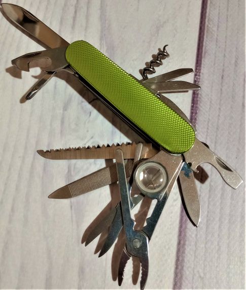 Ніж багатофункціональний Traveler 17 функцій, 9см (120шт/ящ) K5017ALL green